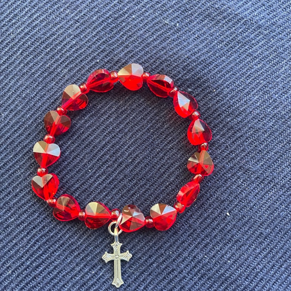 New Hand Made Red Heart Bead Stretch Bracelet with Cross Charm